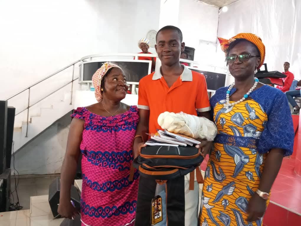 Remise de kits scolaires en Côte d'Ivoire