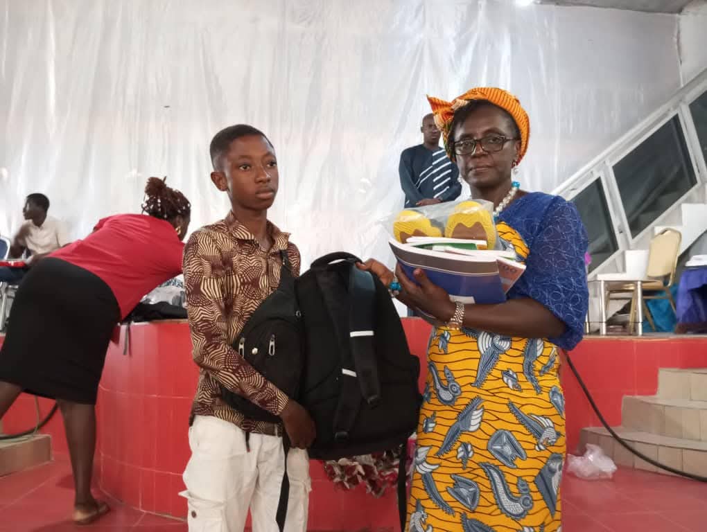 Remise de kits scolaires en Côte d'Ivoire