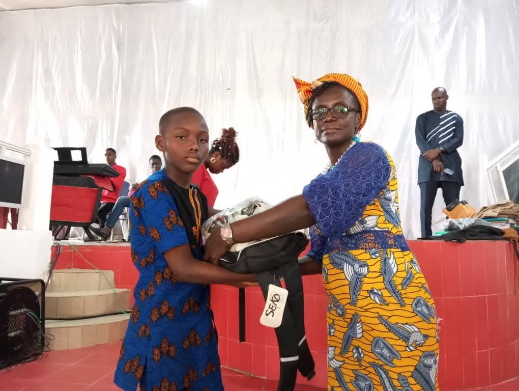 Remise de kits scolaires en Côte d'Ivoire