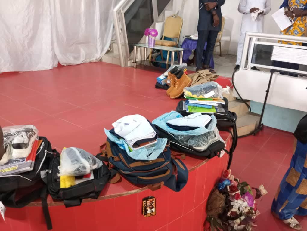 Remise de kits scolaires en Côte d'Ivoire