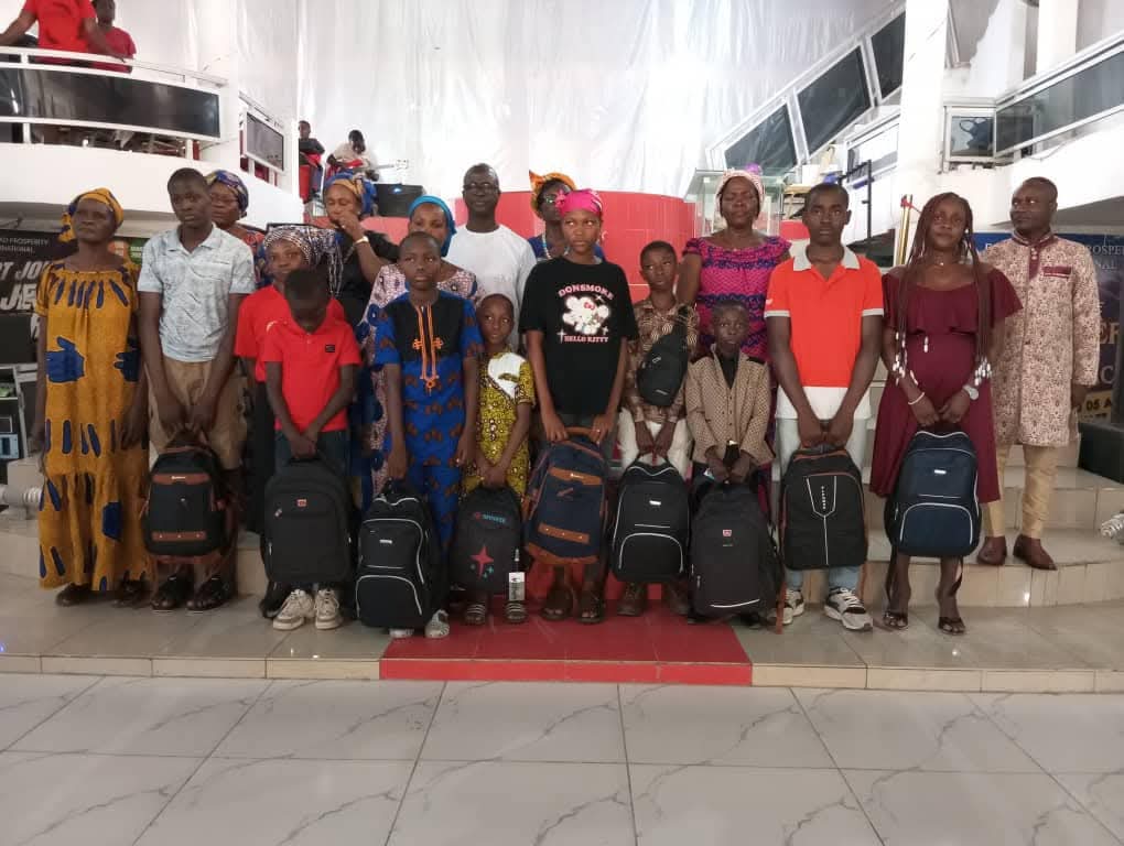 Remise de kits scolaires en Côte d'Ivoire